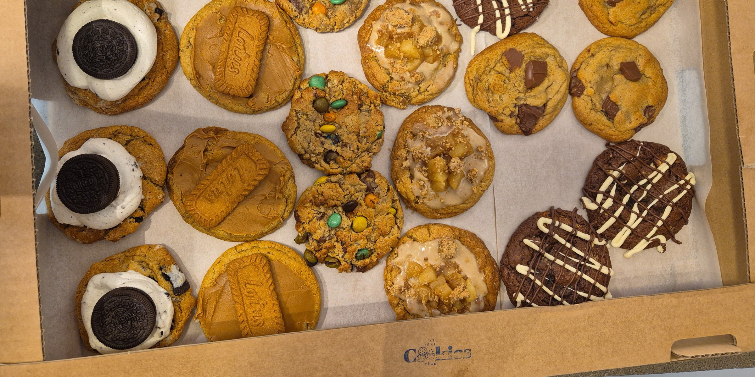 Box mit verschiedenen Cookies