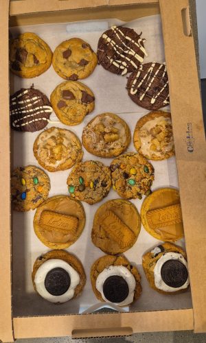 Box mit verschiedenen Cookie Sorten